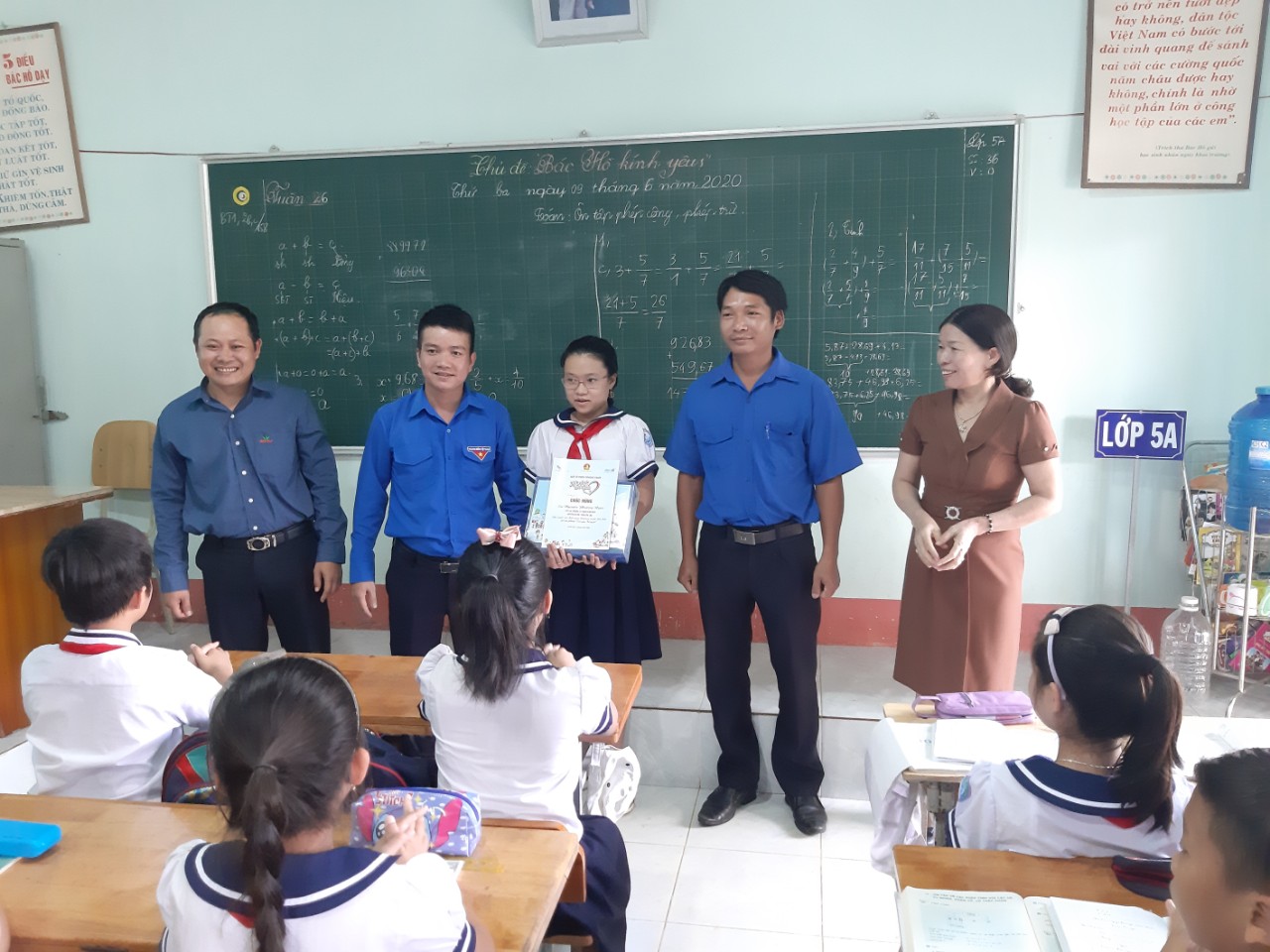 Tỉnh Đoàn Đắk Lắk trao giải xuất sắc trong cuộc thi  “Nét chữ từ trái tim” cho em Nguyễn Phương Uyên lớp 5A