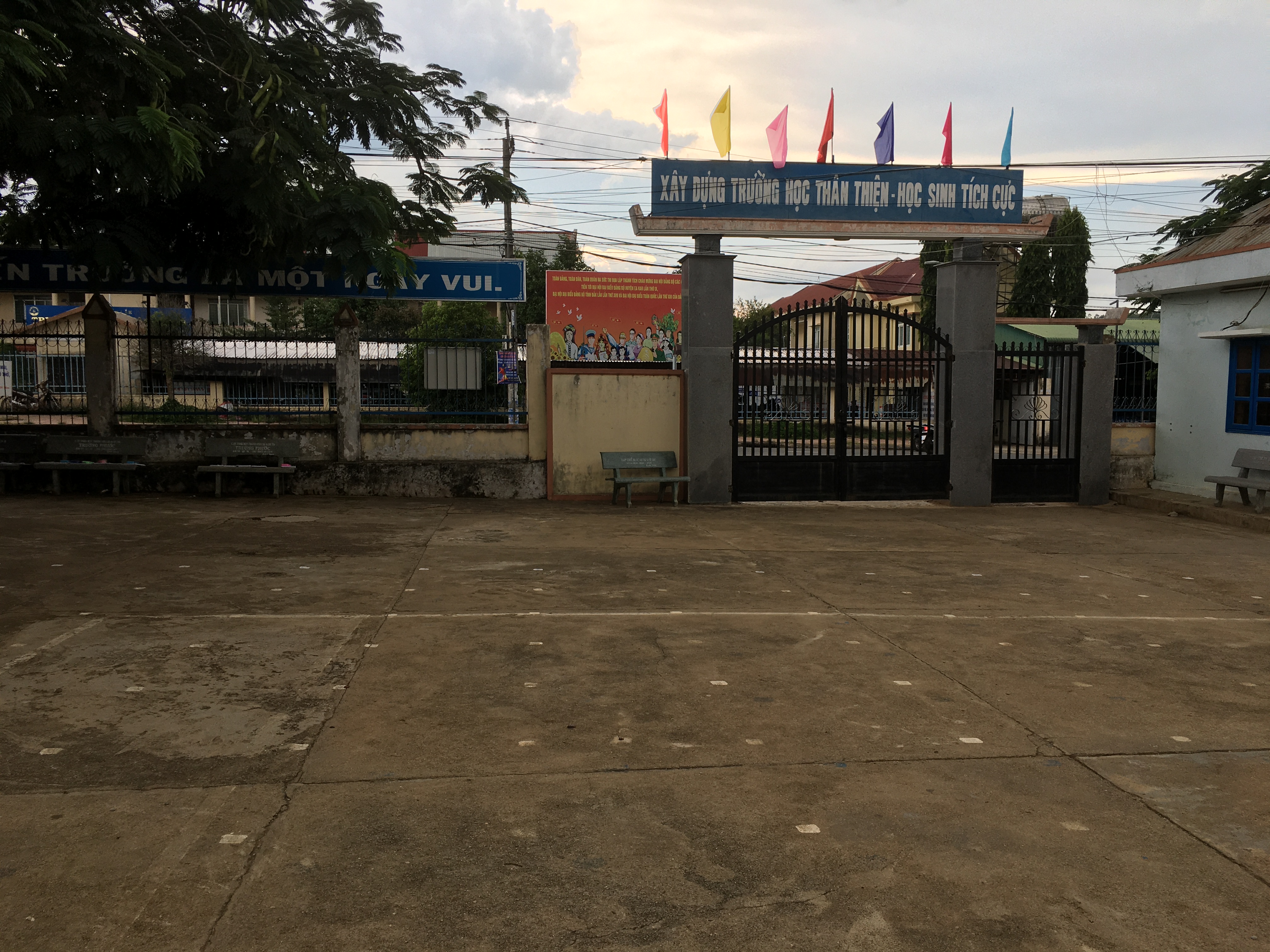 KHUÔN VIÊN NHÀ TRƯỜNG
