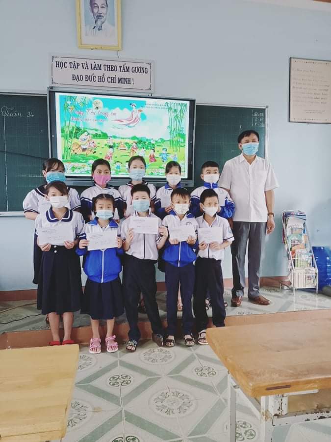 HÌNH ẢNH ỦNG HỘ VÀ TẶNG QUÀ HỌC SINH NGHÈO CÁC NĂM