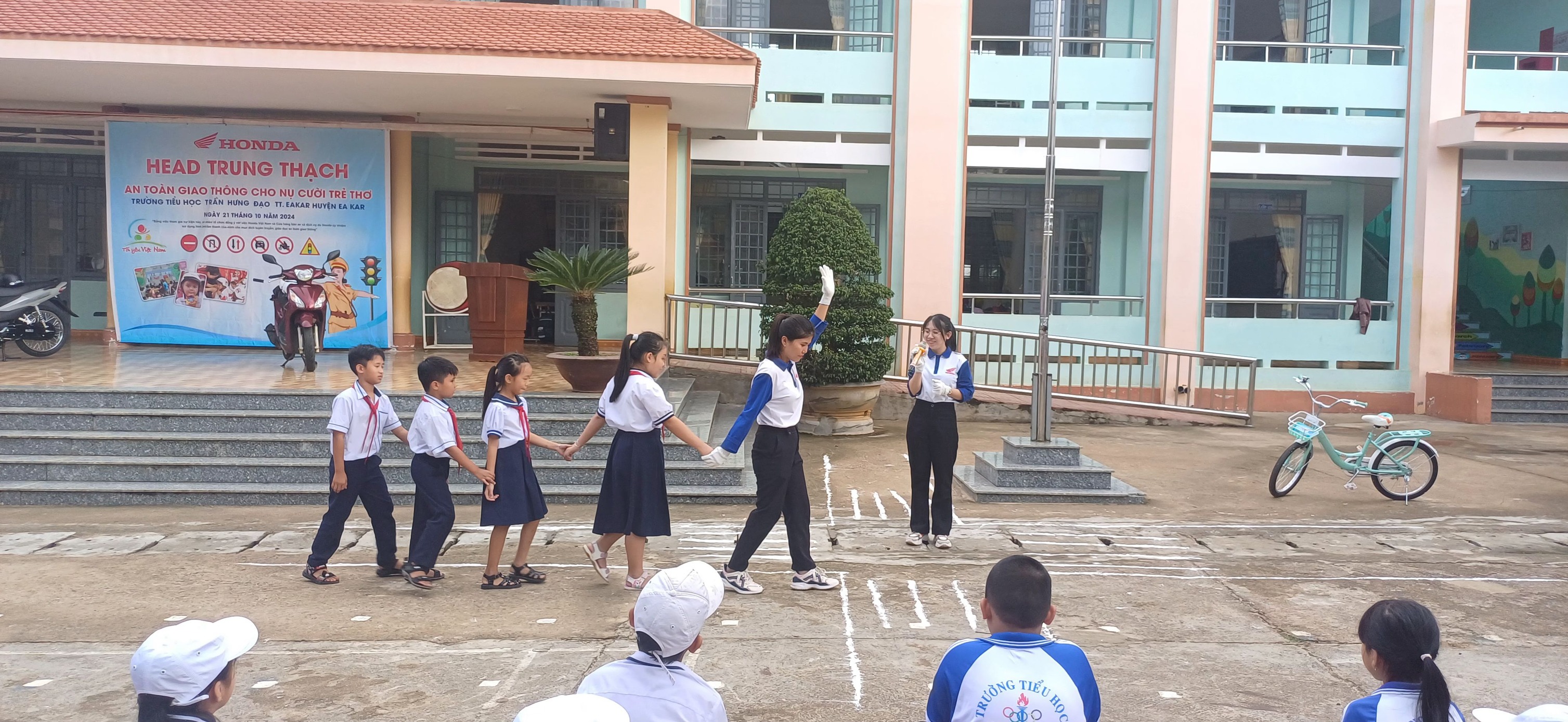 HOẠT ĐỘNG TRẢI NGHIỆM “AN TOÀN GIAO THÔNG CHO NỤ CƯỜI TRẺ THƠ”